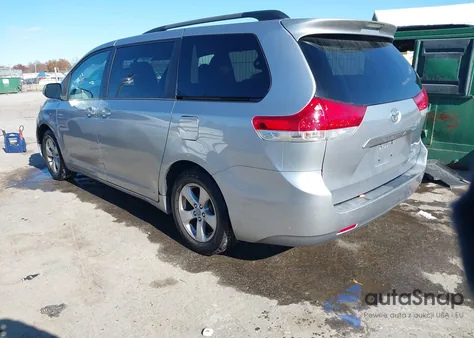 2012 Toyota Sienna Le V6 8 Passenger z USA, uszkodzony, nr VIN 5TDKK3DC1CS222881